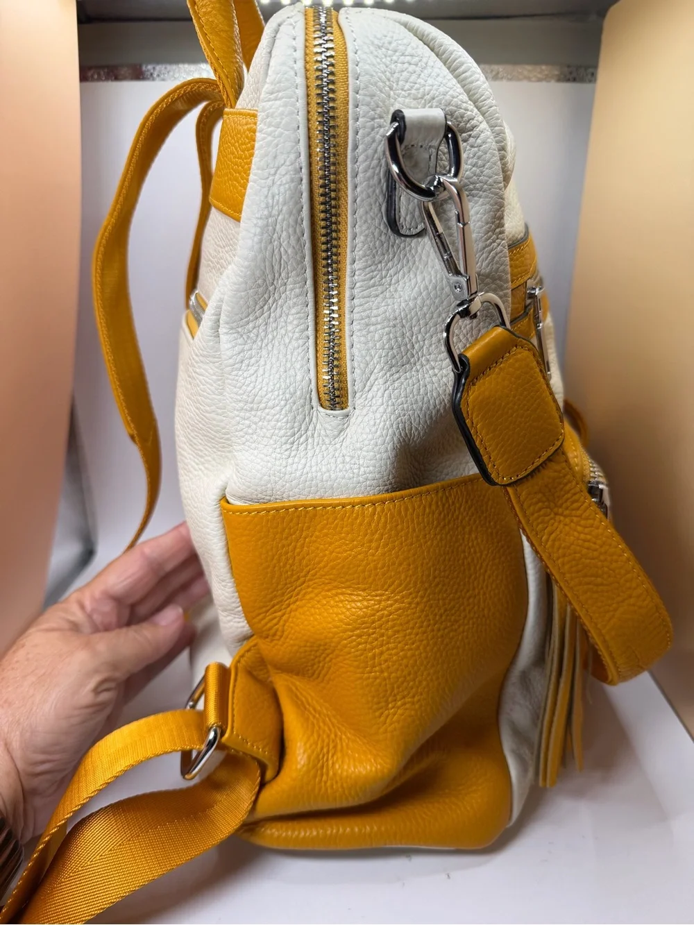 ALTOSY Large Soft Leather Backpack. Yellow and White.